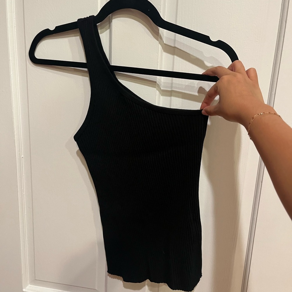 LACAUSA Black Ribbed One-Shoulder Top